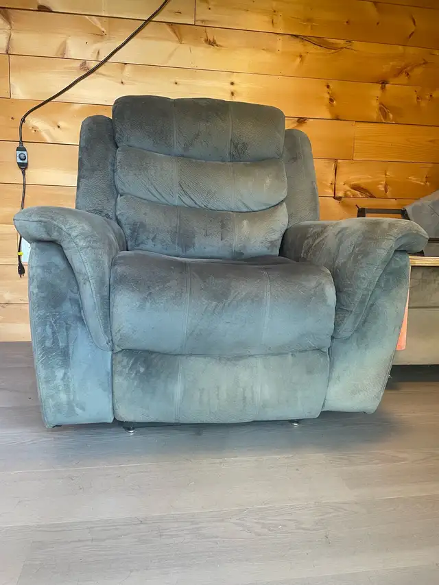 large reclining chair fully electric  in Chairs & Recliners in Napanee - Image 4