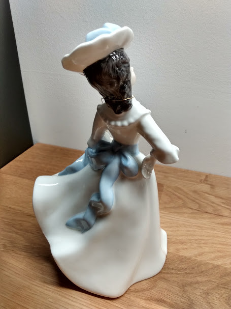 Royal Doulton Figurine Margaret 1981 Bone China HN 2397 in Arts & Collectibles in Mississauga / Peel Region - Image 4