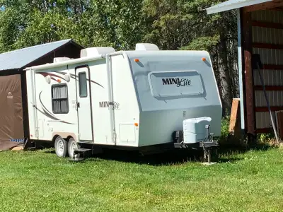 *Trailer is located in Drayton Valley, Alberta* My parents have reluctantly decided to sell their 21...