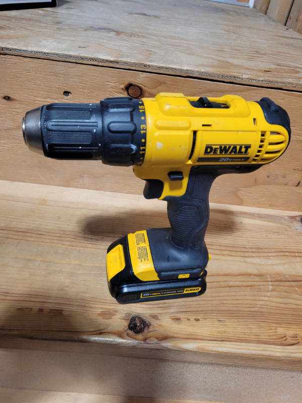 Dewalt 20V 1/2-Inch Brushless Drill Driver With Battery in Power Tools in Hamilton - Image 2