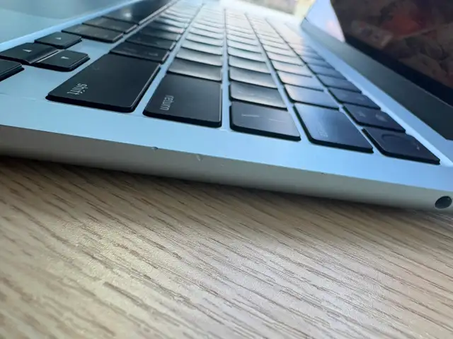 MacBook Air M4 (2025) – 13" – 16GB RAM – Like New in Laptops in City of Toronto - Image 6