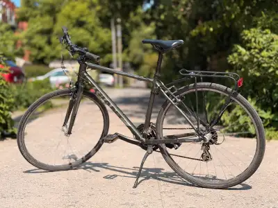 Je vends un vélo Giant Escape 26po en très bon état (2019). Ce vélo a été bien entretenu et est prêt...