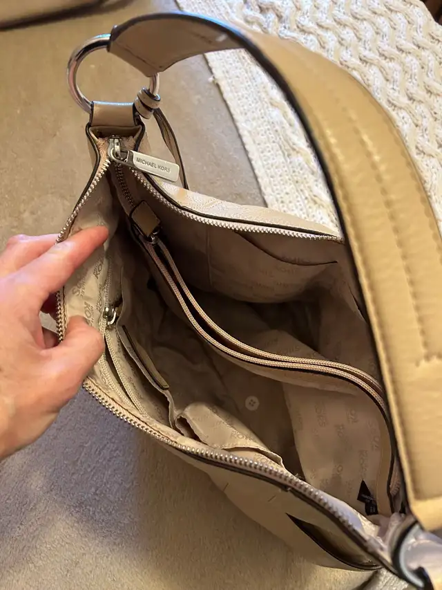 Michael Kors handbag in Women's - Bags & Wallets in New Glasgow - Image 5