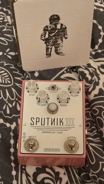 Spaceman Sputnik III pink/white, View more