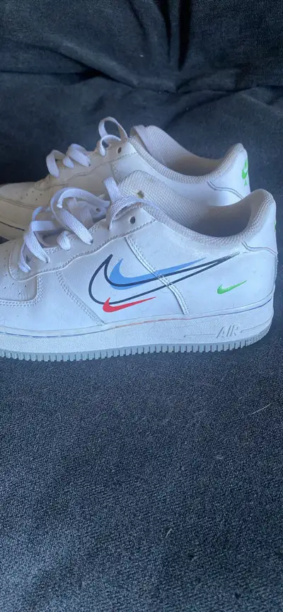 Size 7 men’s Used good condition Too small for me and grew out of the look of the shoe