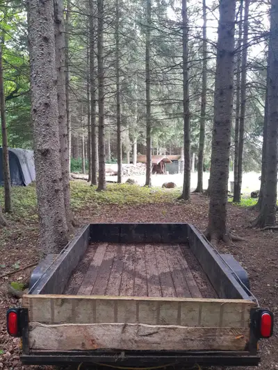Wired with signalling lights. Bed is 9.5' x 5.5' Standard size ball hitch.