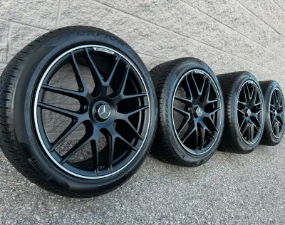 Pirelli Scorpion Winter Snow Tires and original 22 inch Mercedes Benz GLE-Class GLE 63s AMG staggere...