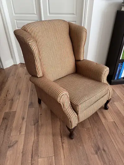 Fauteuil propre, légère brulure a un accoudoir et petits accros. 40 pouces de haut x 33 x 36
