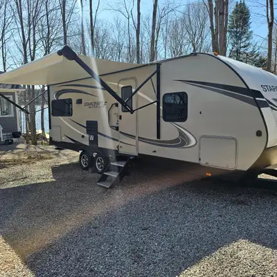 The Autumn Ridge Outfitter line of small travel trailers maximizes your living space in a compact, e...