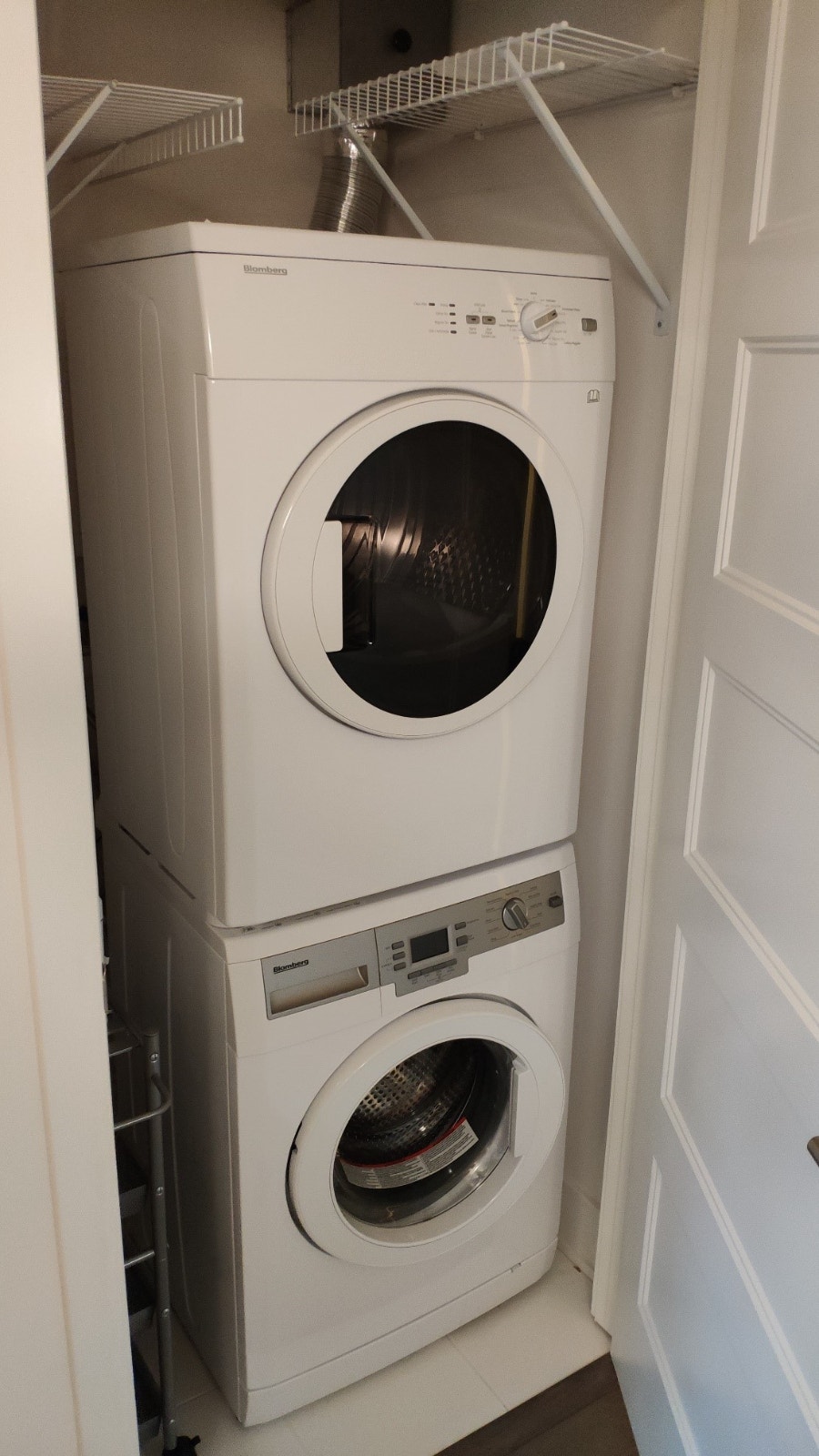 411 Mackay- 1 Bed + Den, 2 Bath Condo/Parking/Gym/Walk score 94 5
