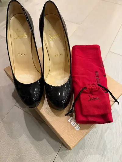 Lightly worn and well cared for, these shoes still got plenty of life left to turn heads, elevate ou...