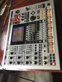 Roland MC-909 powerful drum machine synth sampling groovebox