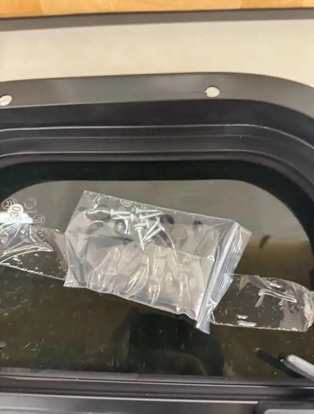 RV Sliding Window with Screen in Other in Hamilton - Image 10