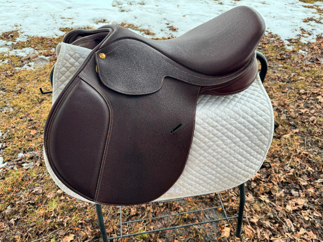 Close Contact Saddle, Almost New 17" in Equestrian & Livestock Accessories in Kawartha Lakes