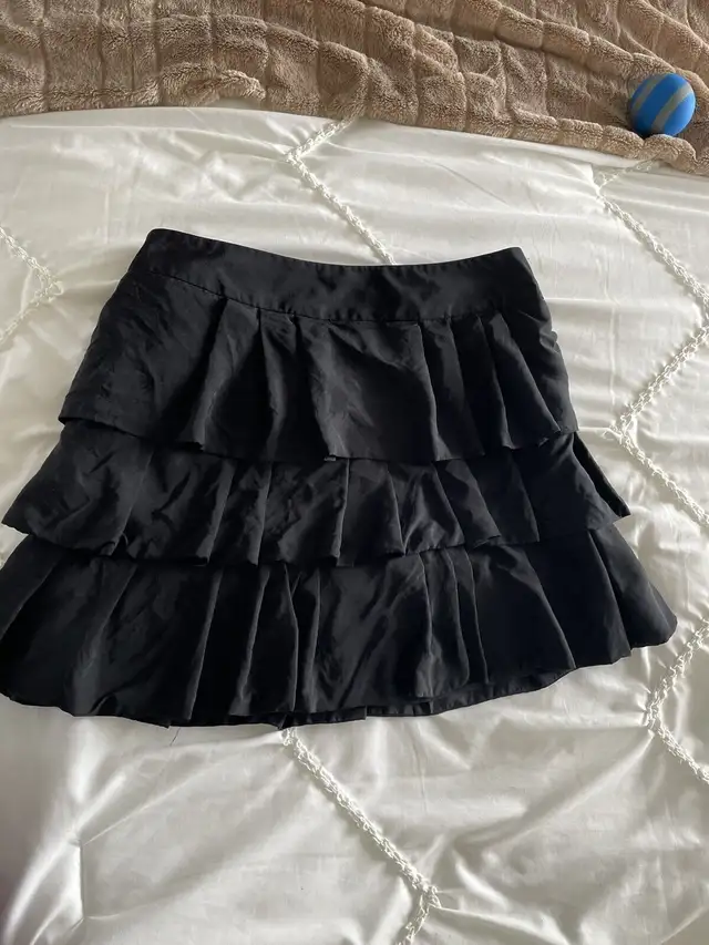 Banana Republic black tiered ruffled skirt in Women's - Dresses & Skirts in Edmonton - Image 2