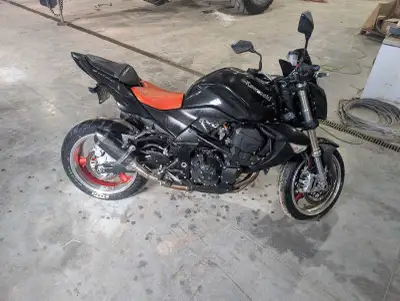 Selling my 07, z1000. Great bike, never had any problems. Great power and torque. fun ride. Problems...