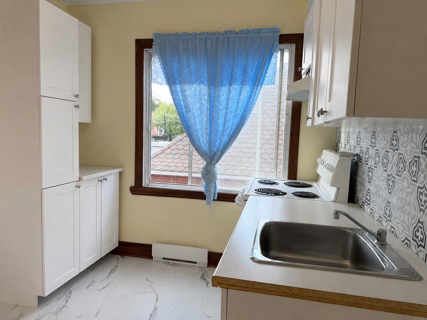 3 1/2  FOR RENT OCTOBER 1 — photo 1