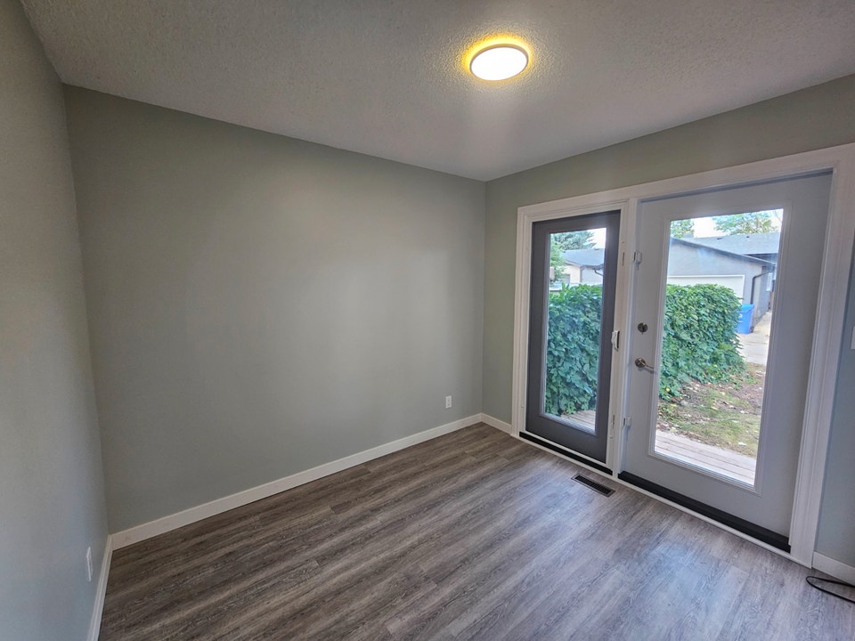SIDE BY SIDE HOUSE WITH 3 BED, 2 BATH AND BACKYARD 2