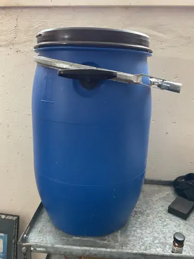Two 60 L barrels with lid and latch ring. See pic below ,asking$20 each