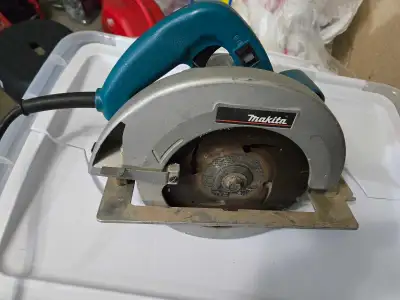 This Makita 5007F circular saw is a reliable, pre-owned power tool that is ready to help you tackle...