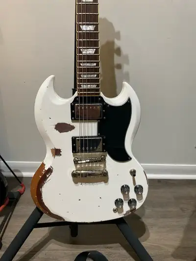 Epiphone SG Pro Alpine White (with character), View more