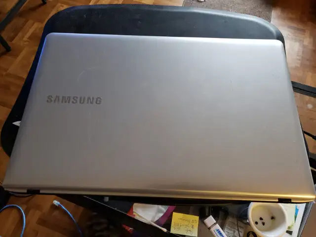 Samsung laptop battery parts screen NP300e5e NP550p5c key keys in Laptop Accessories in Ottawa - Image 2