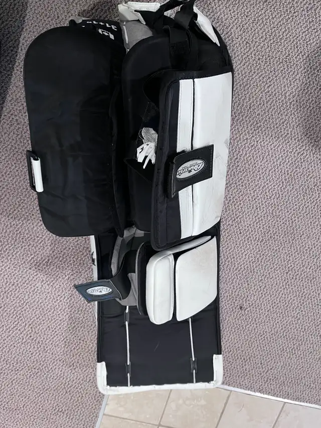 Brian's Alite AirPac hockey goalie leg pads 31+1" in Hockey in Calgary - Image 3
