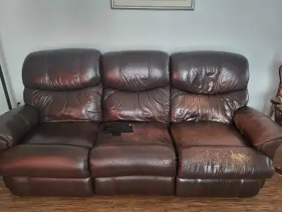 Sofa inclinable a donner. Bon pour chalet.