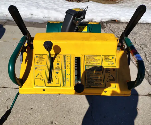 MTD Yardman 29" snowblower in Snowblowers in Kitchener / Waterloo - Image 5