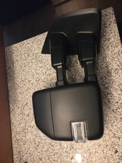 Take off Right hand OEM Ford f150 trailer tow mirror off a 2020 f150 with 20000km. In great shape ha...