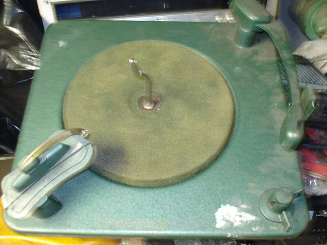Vintage Philco turntable in Arts & Collectibles in Oshawa / Durham Region - Image 2
