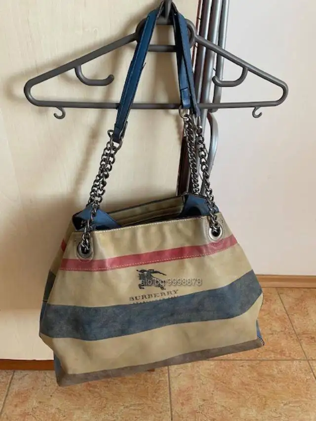 Burberry bag, used condition, in good shape in Women's - Bags & Wallets in City of Toronto - Image 3