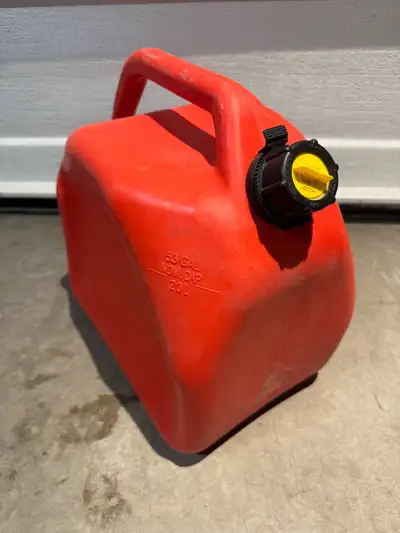 20L (5.3 Gallon) fuel container, perfect for storing gasoline or other fuels. This container comes w...
