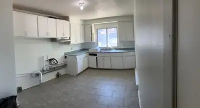 SALLE DE BAIN ANTIERREMENT RENOVEE ET CUISINE PARTIELLEMENT PLANCHERS CHENES SABLES VERNIS NOUVEAU T...