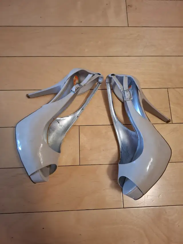 Women's beige leather shoes in Women's - Shoes in City of Montréal - Image 5