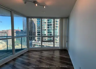 AVAILABLE IMMEDIATELY MASSIVE 2 BED+ DEN 2 BATH 900 sq ft AT YONGE/ HARBOUR/ UNION STATION/ WATERFRO...