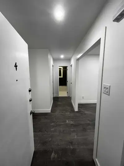 Un grand 5 1/2 au 2e etage offrant 3 chambres avec une super belle fenestration. Renovations faites....