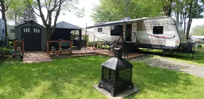 Roulotte à vendre clé en mains. Stationnaire au Camping Bon-Jour à Granby Roulotte Trail runner 29RK...