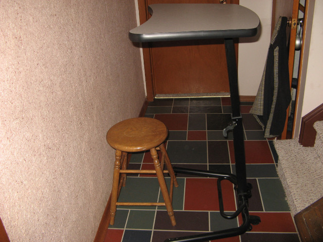 Stand up /Sit adjustable Desk in Desks in London - Image 4