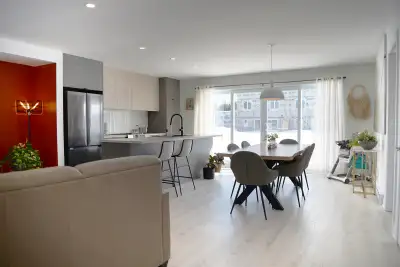 Voici le 3009, une grande maison jumelée de 3 chambres à l’étage avec une salle de bain complète, un...