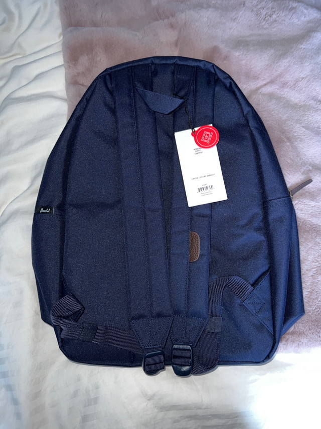 Herschel Navy blue backpack  dans Femmes - Sacs et portefeuilles  à Laval/Rive Nord - Image 2