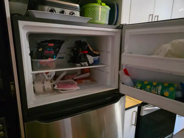 Réfrigérateur Frigidaire FFTR1835VS3 in Refrigerators in City of Montréal - Image 4