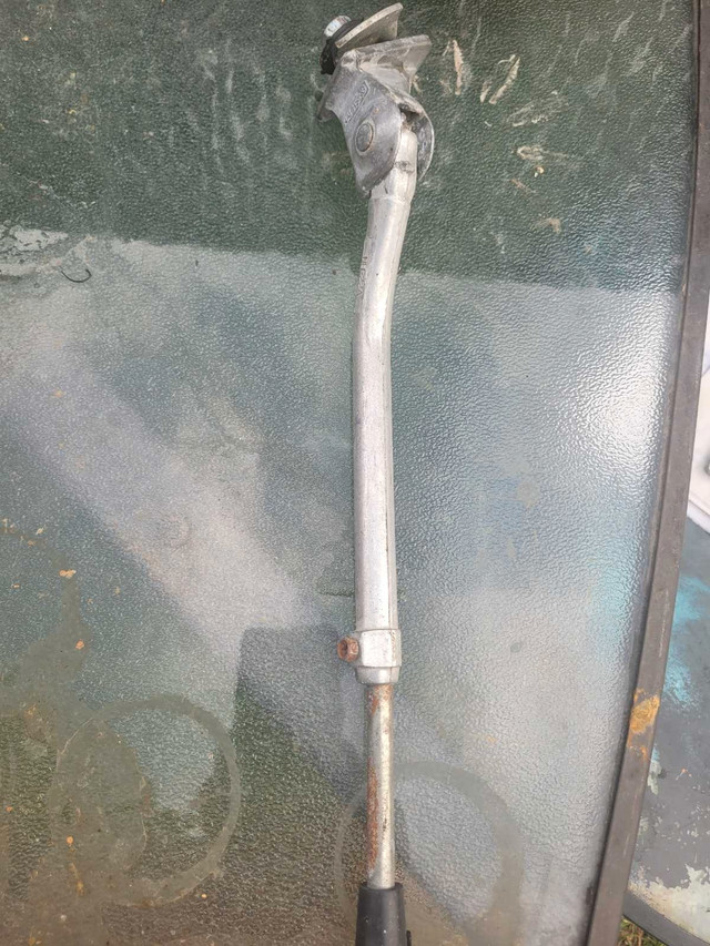 Béquille de vélo dans Châssis et pièces  à Ouest de l’Île - Image 2