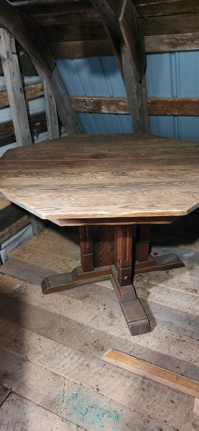 Table à manger et 4 chaises en bois dans Mobilier de salle à manger et cuisine  à Thetford Mines