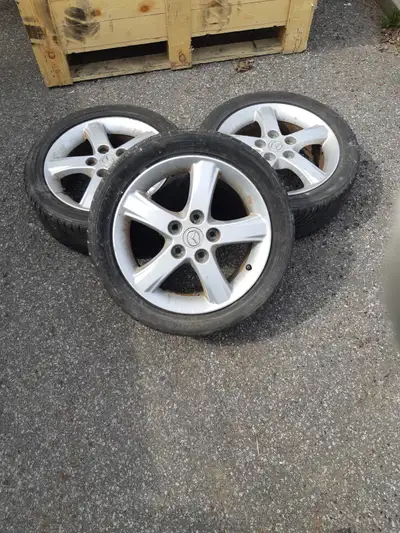 3 belle mags mazda Pneu pas bon 514 - 817 - 1201 5 x 114.3 67.1mm 120$ pour 3 50$ pour 1