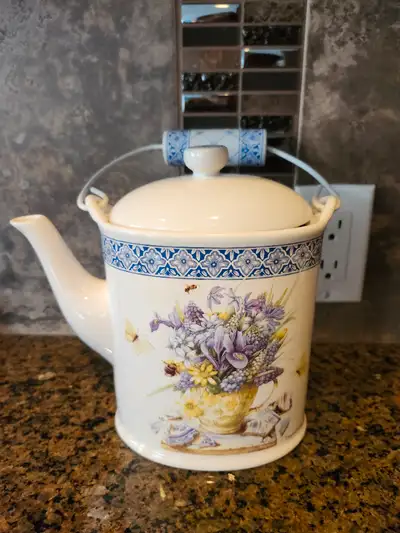 Hallmask Nature's Sketchbook Teapot, brand new