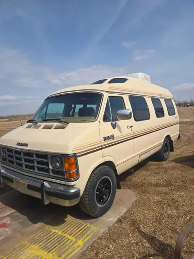 1987 Dodge Roadtrek Versatile camper van 318 motor 3/4 ton chassis 48981 km Power windows/locks New...