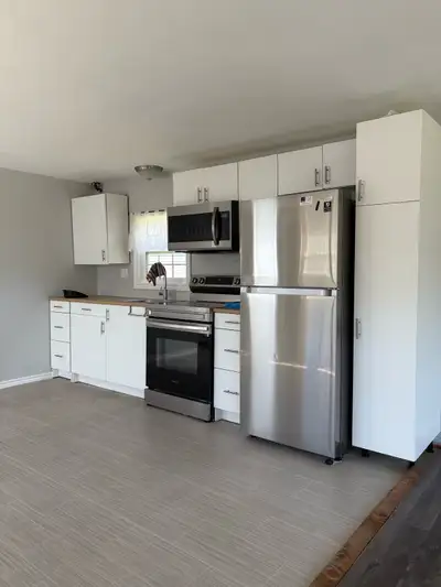 Please answer the following questions for a reply: How many people living in the unit? Average month...