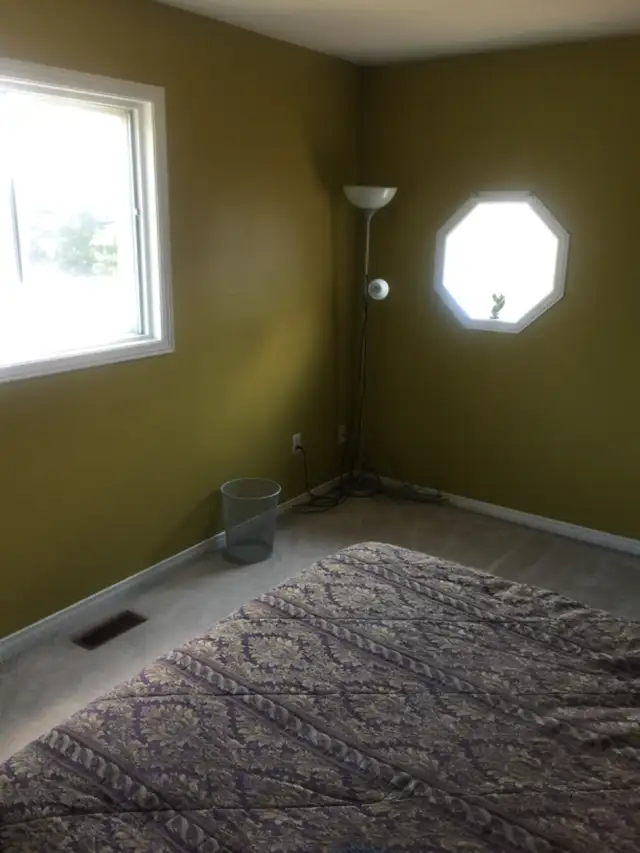 CLEAN ROOM IN SPACIOUS HOME NEAR AIRPORT/BOVAIRD/BUS/GO/GYM/PRKG