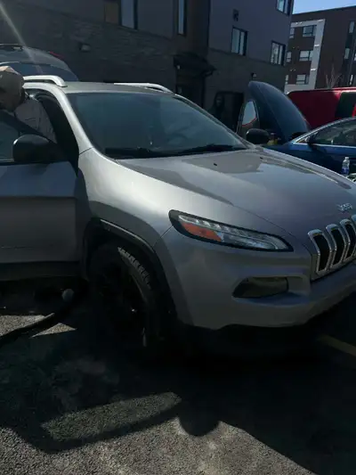 Jeep Cherokee 2015 automatic 185k 2.4L AWD Moteur A1 Trany A1 Intérieur 9.5/10 Extérieur 8.9/10 Entr...